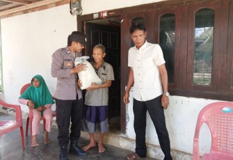 Bapak Sudirman Terima Bansos dari Polsek Padang Guci Hulu