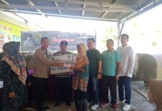 Bhabinkamtibmas Polsek Pino, Kawal Penerimaan BLT-DD Desa Sebilo  Kecamatan Pino