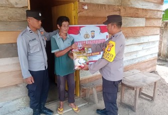 Lansia 76 Tahun Terima Bansos dari Polsek Kaur Tengah