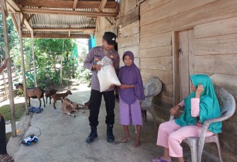 Ibu Mailina Terima Bansos dari Polsek Padang Guci Hulu