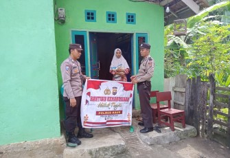 Warga Desa Parda Suka Terima Bansos dari Polsek Maje