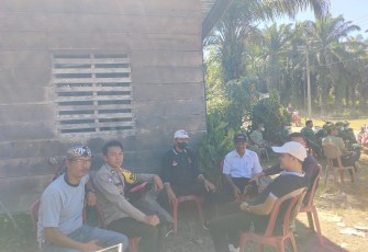 Bhabinkamtibmas Sambang Warga, Dengarkan Keluhan
