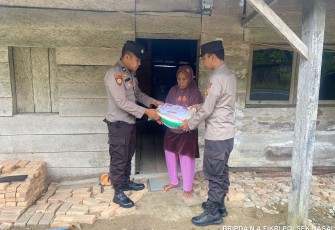 Polsek Nasal Salurkan Bansos ke Warga Kurang Mampu di Desa Gedung Menung
