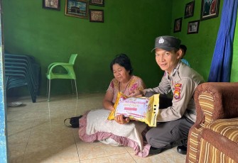 Ibu Arifin Terima Bansos dari Polsek Utara