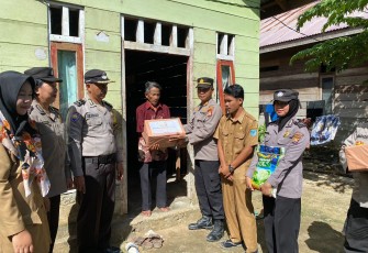 Polsek Enggano Kembali Bagikan 25 Paket Sembako Kepada Warganya
