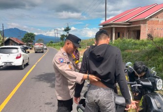 Polsek Sindang Kelingi Razia Sajam dan Senpi di Desa Pelalo 