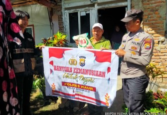 Pak Katamso Terima Bansos dari Polsek Nasal