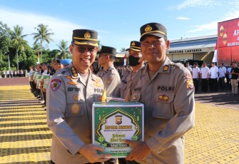 Kapolda Bengkulu Bagikan THR Dari Kapolri Kepada Personil Polda Bengkulu
