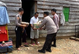 Polres Kaur Kembali Salurkan Bansos 