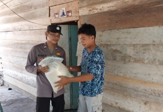 Buruh Tani Warga Desa Senak Terima Bansos dari Polsek Padang Guci Hulu