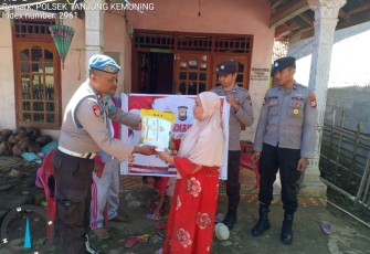 Polsek Tanjung Kemuning Salurkan Bansos ke Warga Desa Kelam Tengah