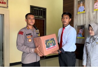Kapolres Kaur Berikan Bingkisan Lebaran dari Kapolri untuk Personel Polres Kaur