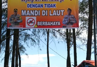 Cegah Laka Laut, Polres Bengkulu Selatan Pasang Spanduk Larangan Mandi di Tepi Pantai Pasar Bawah 