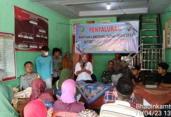 Pembagian BLT DD di Desa Magelang Baru