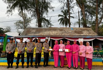 Wujud Perhatian dan Dukungan, Pengurus Bhayangkari Berikan Bingkisan Kepada Personel Ops Ketupat Nala 