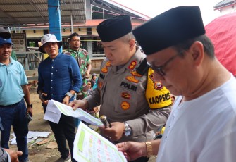 Pastikan Harga Bahan Pokok Terkendali, Kapolres BS Turun ke Pasar bersama Bupati 