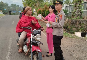 Kapolsek Giri Mulya Bersama Bhayangkari Berbagi Takjil