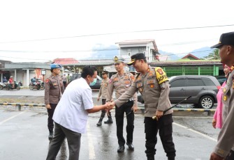 Cek Pospam dan Posyan Idulfitri, Kapolres Lebong Berikan Bingkisan kepada Personel yang Bertugas