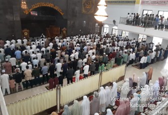 Bersama Forkopimda, Kapolres Kaur Salat Idulfitri di Masjid Agung Al Kahfi
