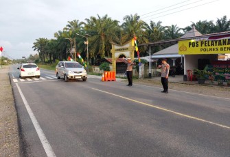 Pastikan Kelancaran Lalu Lintas, Personel Pos Yan Bungamas Pamtur Lalin