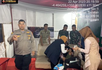 Pos Yan Polres BS Berikan Pertolongan Pertama Anak Yang Terluka 
