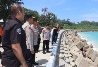 Wakapolda Bengkulu Pantau Masyarakat Berwisata di Pantai Linau Kaur