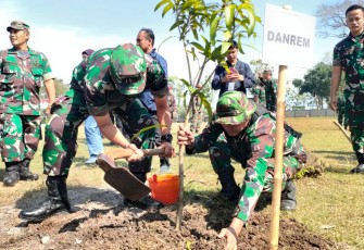 Danrem Solo melaksanakan tanam pohon seusai upacara pembukaan TMMD Reg 117