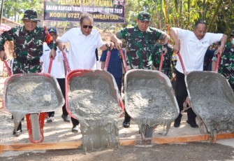 "Danrem 074/Warastratama beserta jajaran Forkopimda Karanganyar tuangkan adukan cor di lokasi pengecoran jalan"