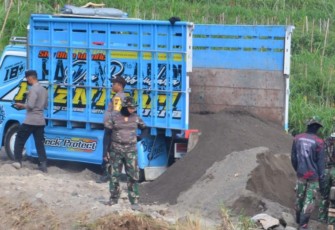 "Tampak truk pasir sedang bongkar muatan pasir di lokasi TMMD Reg 117 Kodim Karanganyar"