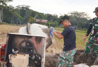 "Personel satgas TMMD Reg ke-117 Kodim Karanganyar sedang mengoperasikan molen"