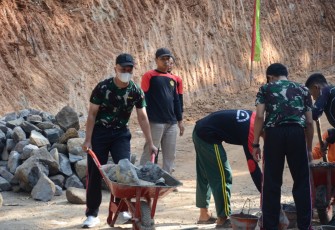 "KOMCAD turut serta batu sukseskan TMMD Reg ke-117 desa Gentungan kecamatan Mojogedang"
