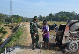 "Kakek Wagiyo sedang bersama salah seorang anggota Satgas TMMD Reg ke-117 desa Gentungan"