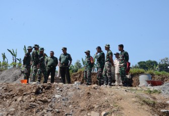 "Dandim Karanganyar Letkol Inf Andri Army Yudha Ardhitama, S.I.P meninjau pengerjaan Jembatan TMMD Reg ke-117 desa Gentungan kecamatan Mojogedang"