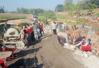 "Satgas TMMD Reg desa gentungan tampak semangat dalam bekerja"