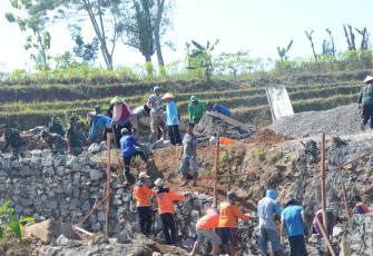 "Warga tampak semangat bergotong royong dengan Satgas TMMD Reg ke 117 desa Gentungan"