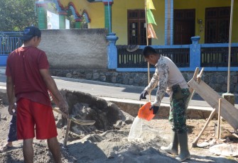 "Satgas TMMD sedang mengaduk semen guna pembangunan RTLH"