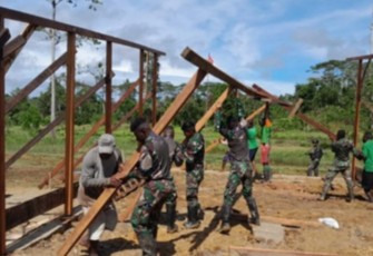Karya bhakti pembangunan balai kampung Merok, di Distrik Moskona Barat, Teluk Bintuni, Papua, Sabtu (21/10/2023).