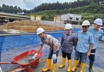 Wakil Bupati Blitar Rahmat Santoso Saat Hadiri Peletakan Batu Pertama Pembangunan Instalasi Pengolahan Biogas PT. Greenfields Indonesia Farm 2 di Kabupaten Blitar.