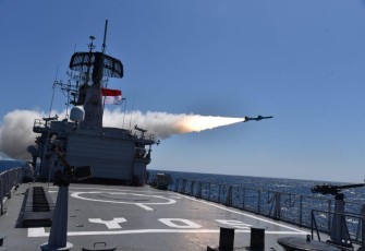 Uji coba penembakan beberapa senjata strategis TNI saat melakukan manuver lapangan (Manlap) Latihan Gabungan TNI Tahun 2023 di Selat Bali. Senin (31/7/2023).