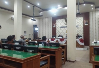 Situasi rapat kerja Komisi III DPRD Kabupaten Trenggalek, bersama Dinas PUPR, di aula DPRD Kabupaten Trenggalek, Kamis (4/5/2023).