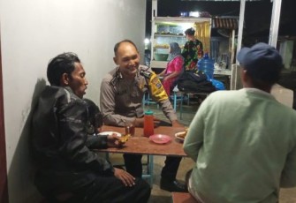 Sambil ngobrol santai, personel Polsek Batang Toru berupaya menyelipkan pesan-pesan anti narkoba ke masyarakat, Senin (5/11/2023) malam.
