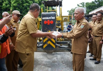 Bupati Asahan Letakkan Batu Pertama Pembangunan Jalan Penghubung 2 Desa di Kecamatan Bandar Pulau