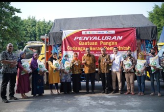Persiapan pemberangkatan pengiriman bantuan pangan CBP, di Pendopo Raden Mas Said, Rumah Dinas Bupati Karanganyar, Selasa (10/10/2023) pagi.