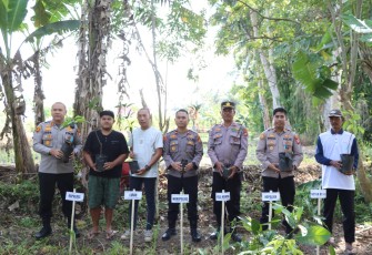 Polres Rejang Lebong Gelar Bakti Lingkungan Tanam Pohon 