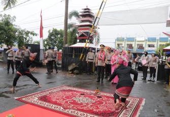 Kapolda Bengkulu saat Disambut Tarian dan Tabuhan Dol