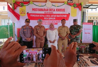 Kepala Desa PAW terpilih tengah foto bersama dengan Forkopimcam