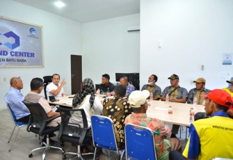  Bupati Batu Bara Ir. H. Zahir, M.AP saat audiensi KTNA Batu Bara di Command Center, Kantor Bupati Batu Bara, Kelurahan Lima Puluh Kota, Kecamatan Lima Puluh, Sabtu (11/02/2023).