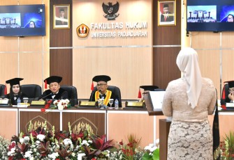 Bamsoet saat menguji disertasi dalam Ujian Sidang Terbuka Program Doktor Ilmu Hukum Fakultas Hukum UNPAD, Isti Novianti dengan tema 'Urgensi Pendirian Lembaga Managemen Kolektif Nasional (LMKN) Untuk Pengelolaan Hak Ekonomi Pencipta, Pemegang Hak Cipta, dan Pemilik Hak Terkait Pada Era Ekonomi Digital' di Universitas Padjadjaran Bandung, Jumat (6/10/23).