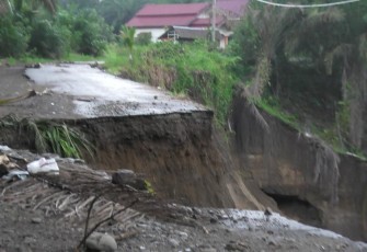 Jalan Terputus Akibat Longsor