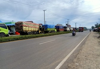 Antrian Kendaraan Truck Batu Bara di Area Pelabuhan Pulau Baai
